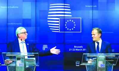 21日欧委会主席容克（左）和欧理事会主席图斯克出席欧盟峰会新闻发布会